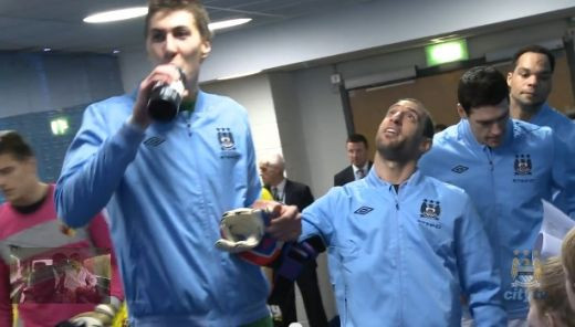 Mama, il vezi pe asta cat e? :)) A fost SHOW cu Pantilimon la primul meci in 2013 la City! S-a simtit VEDETA in echipa seicilor miliardari! SUPER VIDEO