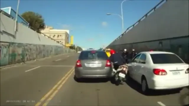 VIDEO Cea mai PROASTA tentativa de depasire din istorie! Un scuterist a comis-o si era sa moara! Ce gafa a facut: