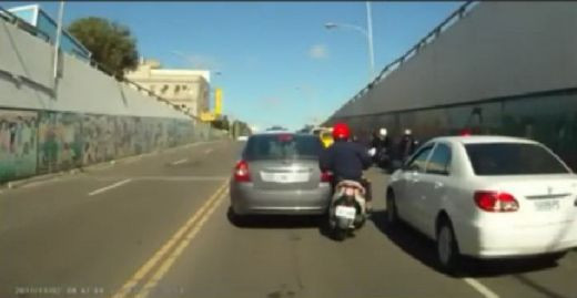 VIDEO Cea mai PROASTA tentativa de depasire din istorie! Un scuterist a comis-o si era sa moara! Ce gafa a facut: