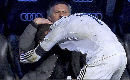 ALIAT PUTERNIC pentru Mourinho in fata lui Casillas! Gestul la care tot stadionul lui Real a exclamat: Awwwwwwwwww :)