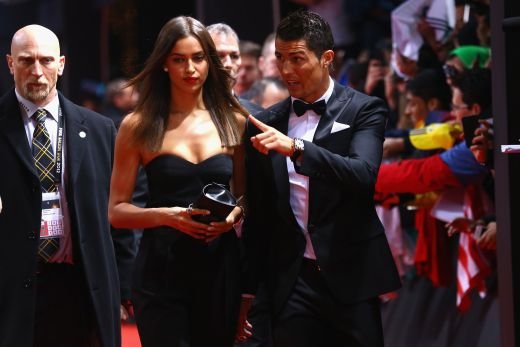 Aparitie SCLIPITOARE la decernarea Balonului de Aur: Messi a socat pe toata lumea cu costumul sau de BOSS! Ronaldo a pierdut razboiul pana si la vestimentatie! :)_3
