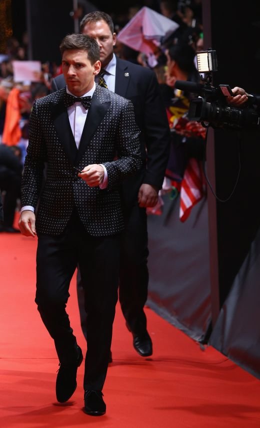 Aparitie SCLIPITOARE la decernarea Balonului de Aur: Messi a socat pe toata lumea cu costumul sau de BOSS! Ronaldo a pierdut razboiul pana si la vestimentatie! :)_4