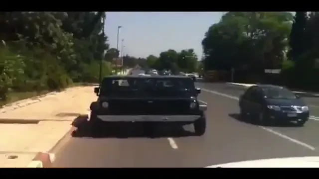 VIDEO Nu vezi dublu! Masina SIAMEZA exista! Cea mai trasnita inventie! Cum merge Jeepul de 4 metri latime pe sosea: