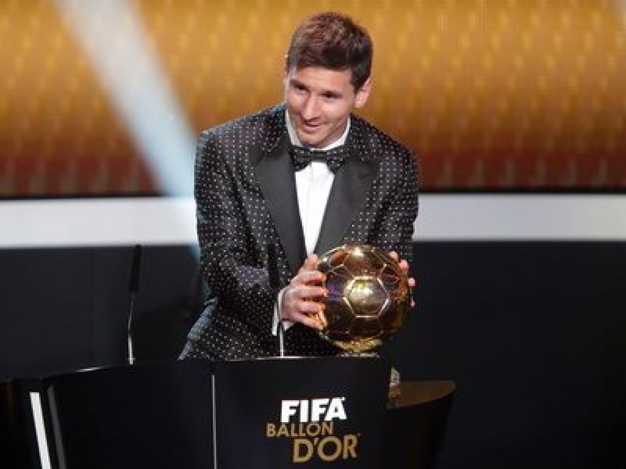 Messi, Messi, Messi, Messi! Super starul Barcelonei a batut un nou record! Messi a castigat Balonul de Aur 2012! Reactia emotionanta dupa primirea trofeului:_21