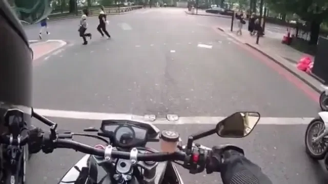 VIDEO Gluma buna sau o MIZERIE? Gestul unui mototciclist de la semafor! Cum sperie pietonii: