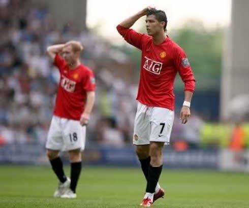 De asta ne-am indragostit de fotbal! Pe vremea aia driblam tot la United! I-am aratat si lui Scholes dupa un antrenament ce scheme am! Ce lectie a primit CR7: