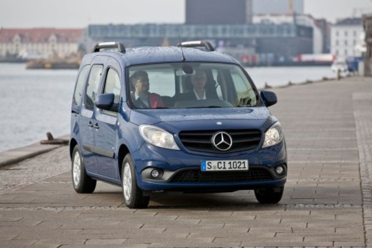 Dokker sau Mercedes. Cine s-a luat dupa cine? MOTIVUL pentru care nemtii s-au infratit cu Dacia!_3