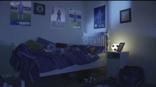 CLIPUL ZILEI: Vedetele din posterele cu Chelsea prind viata noaptea! Ce patesc copiii care le au pe pereti: