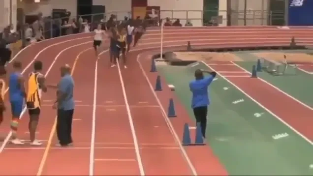 Cursa de atletism, oprita de BATAIE generala! S-au luat la PUMNI in timp ce alergau! Cea mai nebuna stafeta din lume. VIDEO: