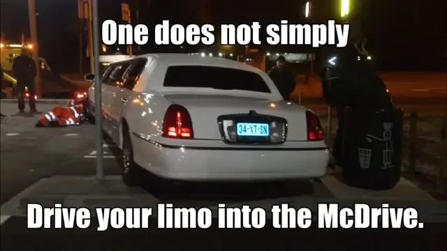 VIDEO Cum sa faci asa ceva? A incercat sa-si cumpere de mancare de la McDonald's cu limuzina! Urmarea nu surprinde pe nimeni :)