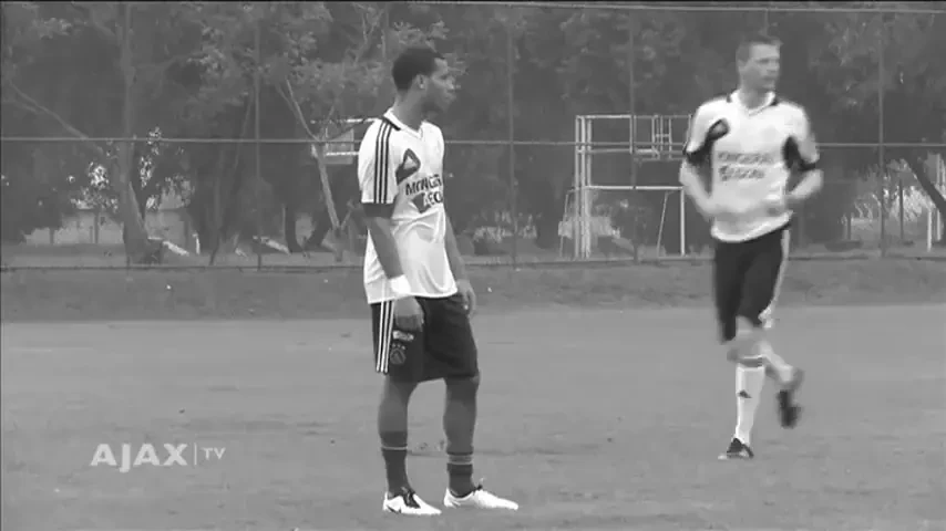 Steaua va da in Europa League de un MAGICIAN! Nu, pe bune, chiar e magician! A disparut ca Houdini la un antrenament cand era filmat :) VIDEO