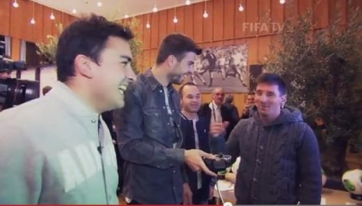 Asta e visul oricarui jucator de FIFA! Cum ajungi din fata calculatorului langa Messi, Iniesta si Pique! VIDEO SENZATIE
