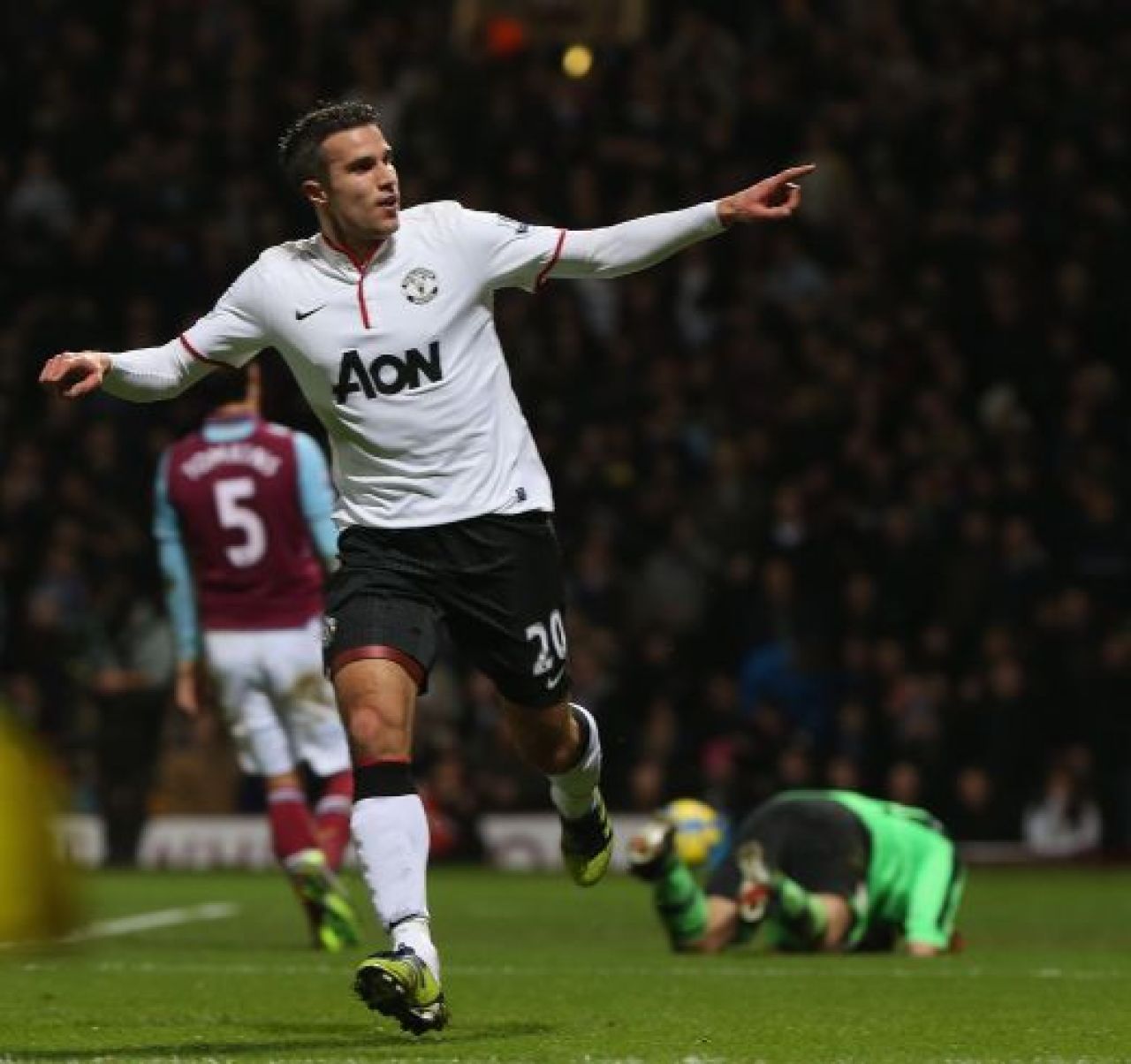 Galeria Zilei: Van Persie a luat primul trofeu din 2013 la United! Motivul pentru care fanii lui Arsenal il vor injura si mai tare! :) CLICK AICI pentru FOTO:_1