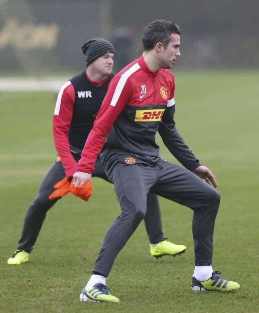 Galeria Zilei: Van Persie a luat primul trofeu din 2013 la United! Motivul pentru care fanii lui Arsenal il vor injura si mai tare! :) CLICK AICI pentru FOTO:_2