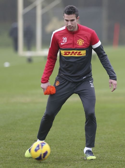 Galeria Zilei: Van Persie a luat primul trofeu din 2013 la United! Motivul pentru care fanii lui Arsenal il vor injura si mai tare! :) CLICK AICI pentru FOTO:_3