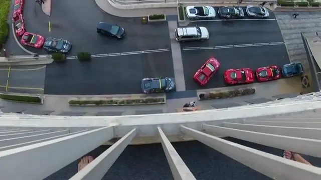 VIDEO Cat de greu e sa parchezi un Ferrari? FOARTE GREU, daca esti american! Cat s-a chinuit sa faca parcare laterala: