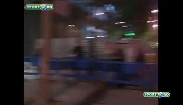 Becali da autografe pe spatele suporterilor la Pitesti :)