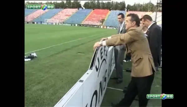 Becali imparte bilete la Real - Steaua fanilor romani din Spania.