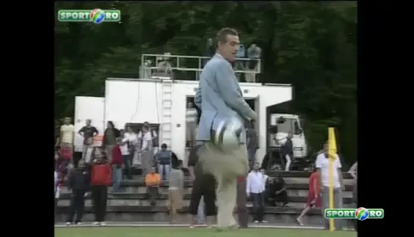 Becali a deszapezit stadionul din Ghencea alaturi de angajatii sai.