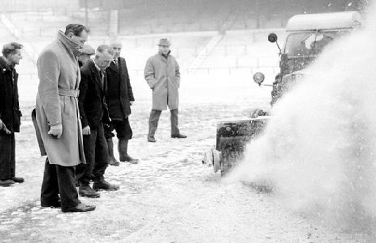 Cand fotbalul se juca cu pickamerul! Cel mai INGHETAT moment din istorie: Au adus aruncatoare de flacari pe stadion, meci amanat de 14 ori!_1