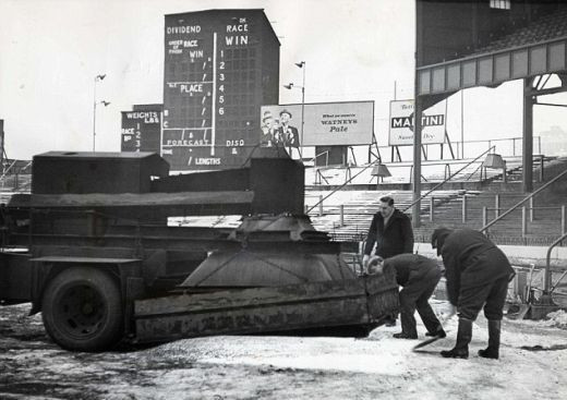 Cand fotbalul se juca cu pickamerul! Cel mai INGHETAT moment din istorie: Au adus aruncatoare de flacari pe stadion, meci amanat de 14 ori!_3