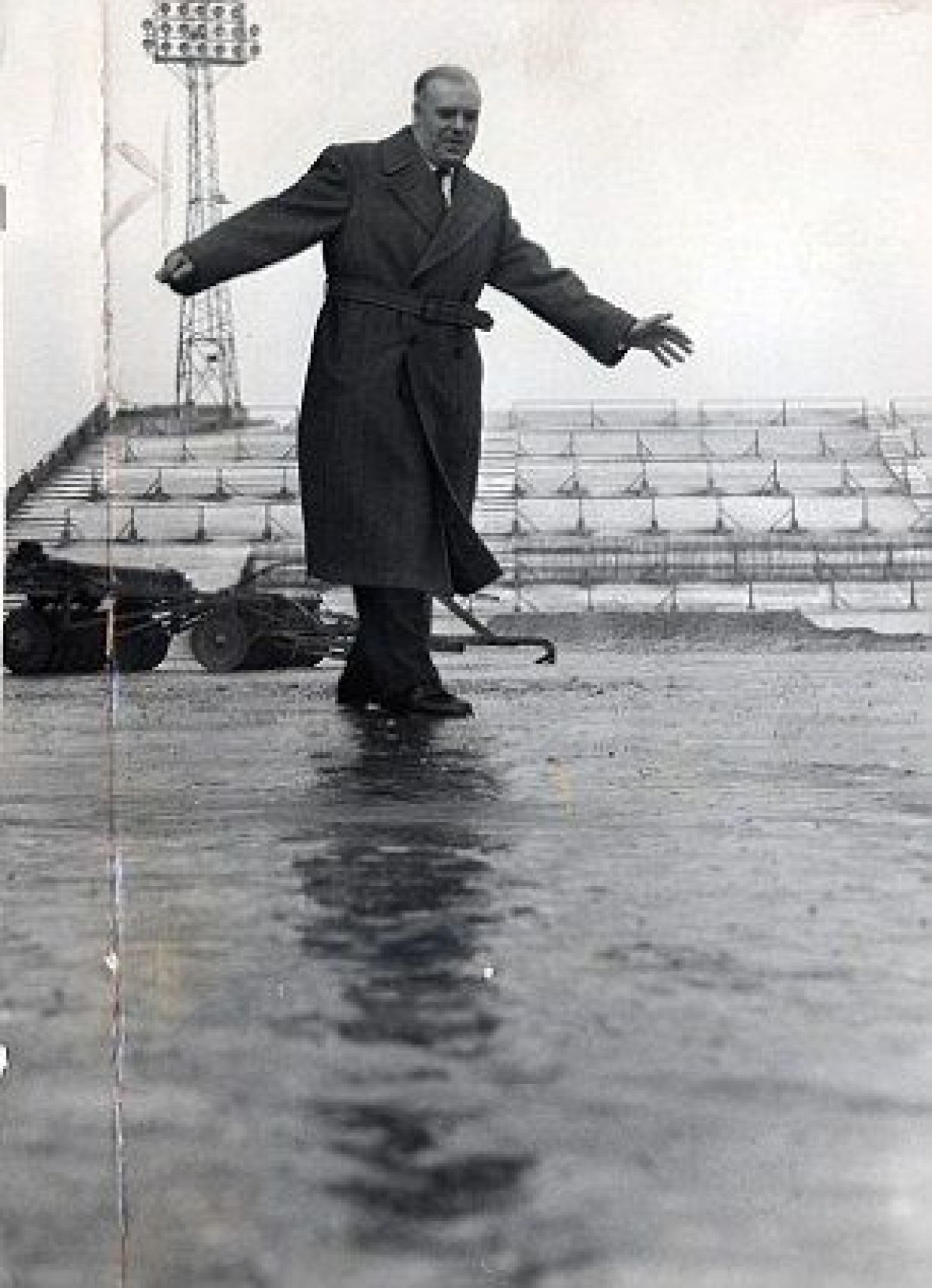 Cand fotbalul se juca cu pickamerul! Cel mai INGHETAT moment din istorie: Au adus aruncatoare de flacari pe stadion, meci amanat de 14 ori!_4