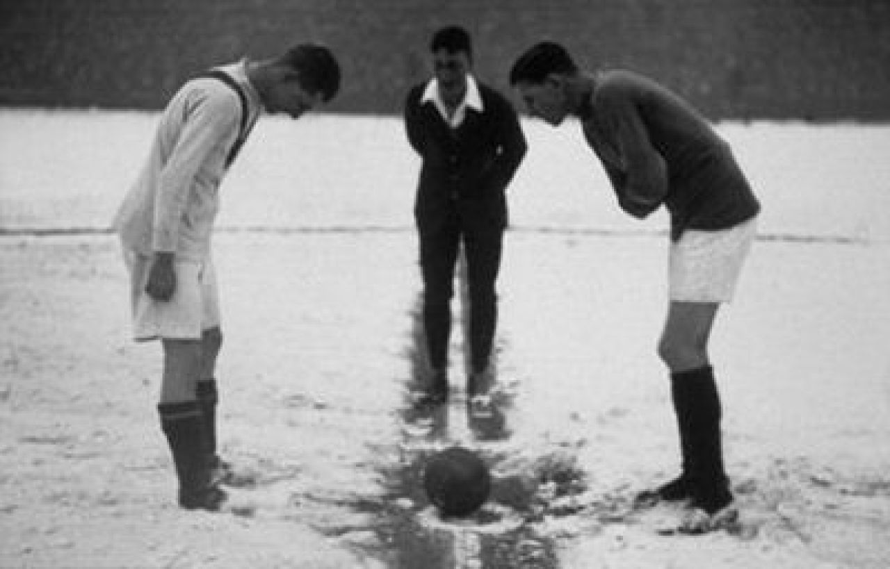 Cand fotbalul se juca cu pickamerul! Cel mai INGHETAT moment din istorie: Au adus aruncatoare de flacari pe stadion, meci amanat de 14 ori!_5