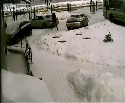 NO COMMENT! Doua femei in parcare! Una era sa MOARA, masina a fost avariata! VIDEO: