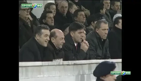 Becali poarta fularul Rapidului in Giulesti