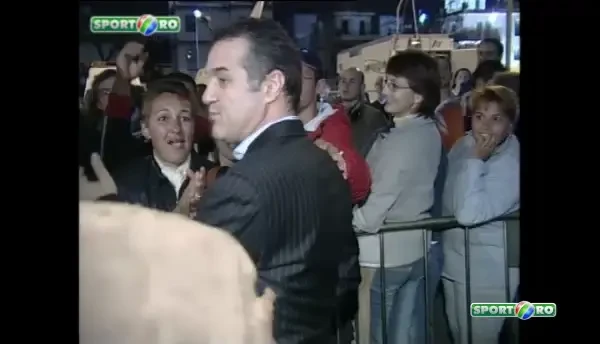 Becali imparte 500 de euro pentru bilete fanilor la Sevilla.