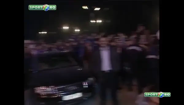 Becali ii stropeste pe jucatori cu sampanie dupa titlul 22.