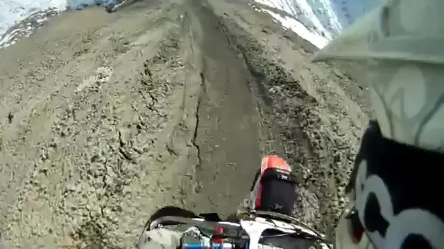 VIDEO SENZATIONAL! Off-Road adevarat! S-a filmat in timp ce mergea cu motorul pe varful unui munte!