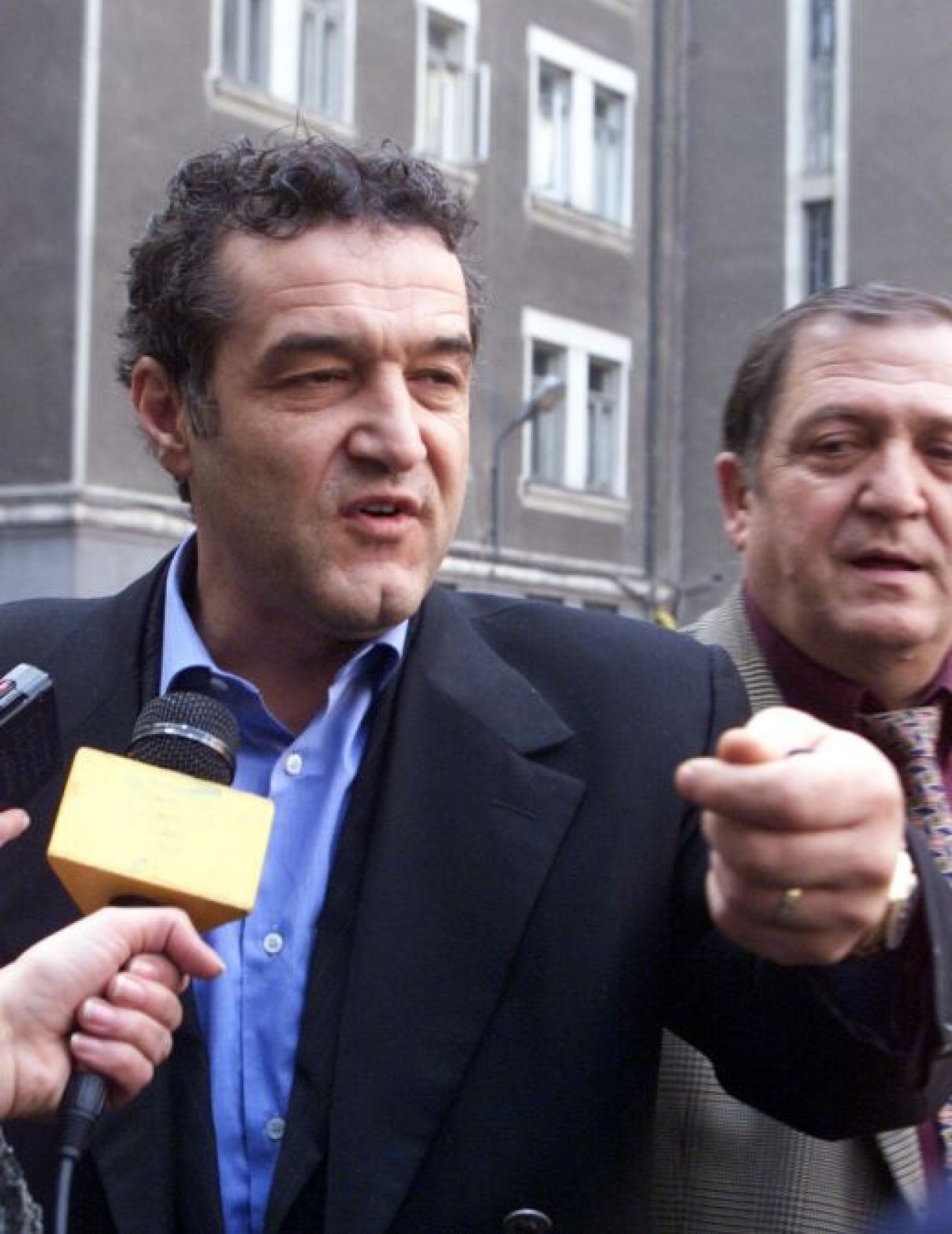DOSARELE GIGI | Becali alearga cu teancul de bani dupa jucatori pe strada: