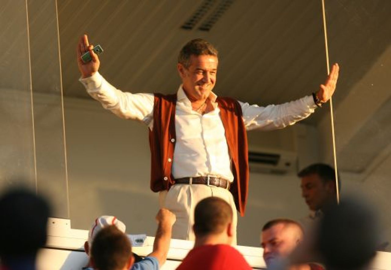 DOSARELE GIGI | Becali alearga cu teancul de bani dupa jucatori pe strada: