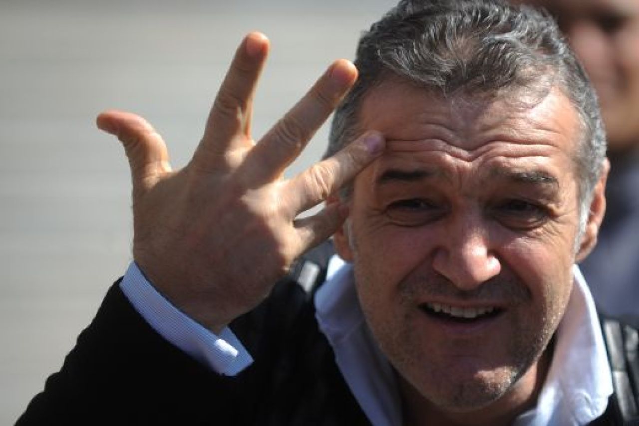 DOSARELE GIGI | Becali alearga cu teancul de bani dupa jucatori pe strada: