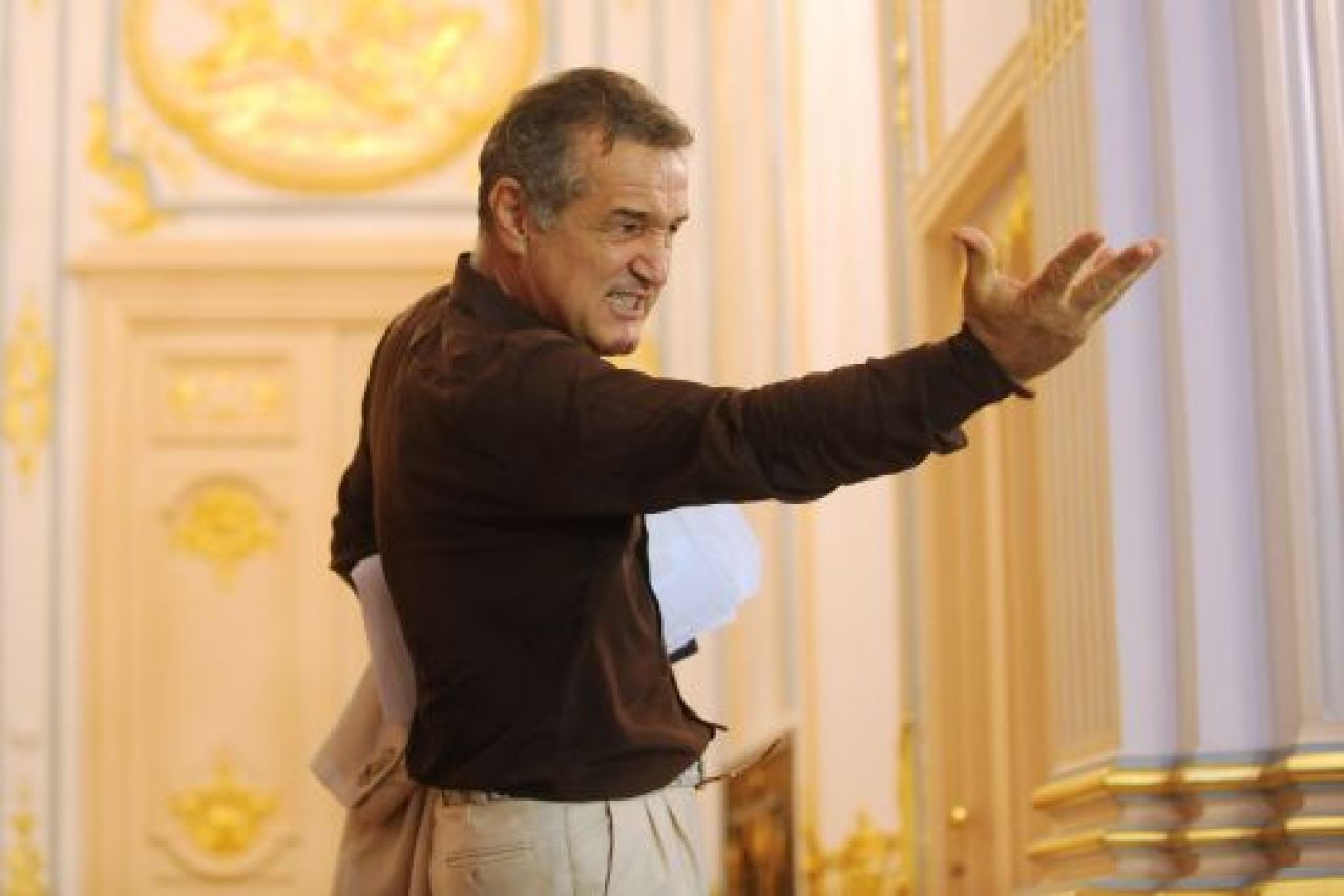 DOSARELE GIGI | Becali alearga cu teancul de bani dupa jucatori pe strada: