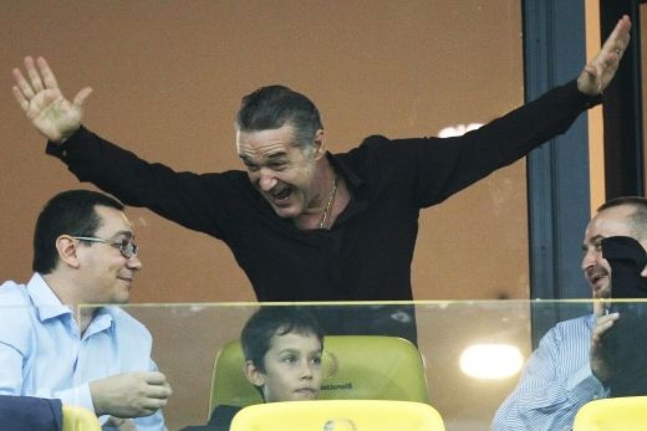 DOSARELE GIGI | Becali alearga cu teancul de bani dupa jucatori pe strada: