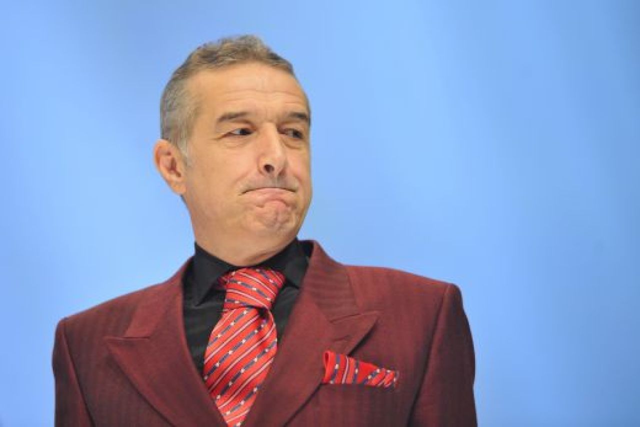 DOSARELE GIGI | Becali alearga cu teancul de bani dupa jucatori pe strada: