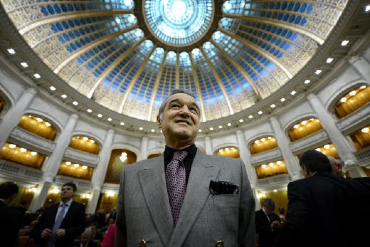 DOSARELE GIGI | Becali alearga cu teancul de bani dupa jucatori pe strada:
