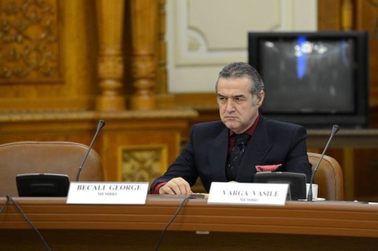 DOSARELE GIGI | Becali alearga cu teancul de bani dupa jucatori pe strada: