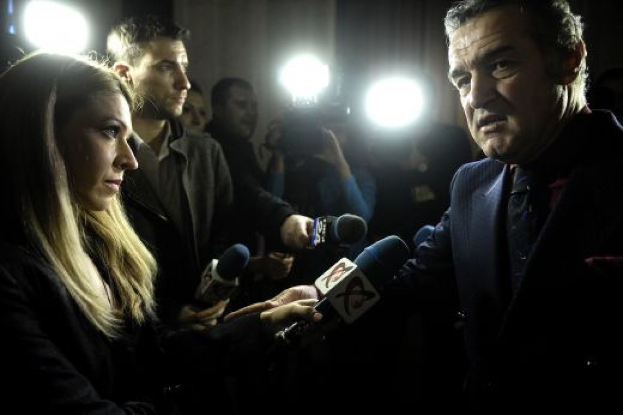 DOSARELE GIGI | Becali alearga cu teancul de bani dupa jucatori pe strada: