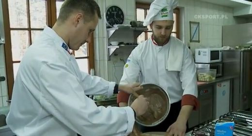 Un IDOL de la Steaua a fost MASTER CHEF in bucatarie! A vorbit in ROMANA si a facut SHOW la masa! Super VIDEO