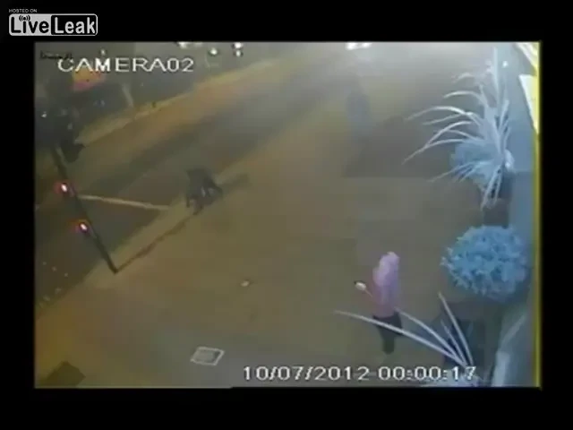 Cel mai RAPID hot din lume: L-a lasat fara iPhone pe acest tanar in 0.01 SECUNDE! VIDEO