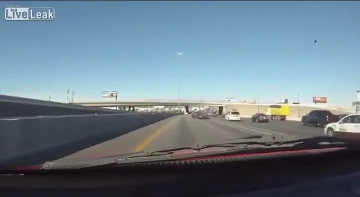 VIDEO Cel mai norocos SOFER din lume! A fost la un pas de TRAGEDIE, acum rasufla usurat! Cum a evitat un camion: