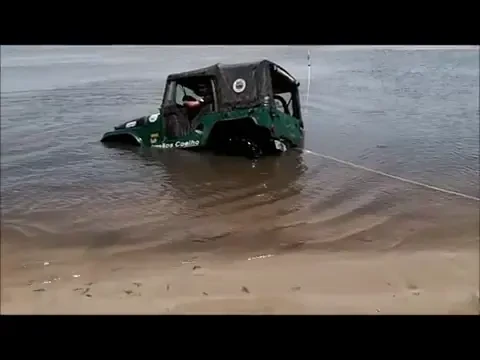 VIDEO Tantalaul si gogomanul! Ce se intampla cand doi amatori incearca sa scoata un Jeep din lac!