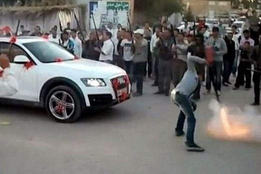 Un pistolar TURBAT si-a pierdut mintile la o nunta din Algeria! S-au tras mii de focuri de shotgun in cintea momentului: VIDEO