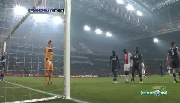 VIDEO: Momente de PANICA pe stadionul lui Ajax! Jucatorii s-au speriat si au sarit de pe banca, Koeman a FUGIT la vestiare! Ce s-a intamplat in min 87: