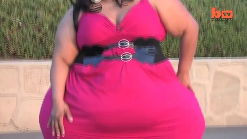 E mai mare in latime decat orice om din lume in inaltime! Femeia cu cele mai mari solduri din lume! Nu o sa-ti vina sa crezi cat de mare e: VIDEO