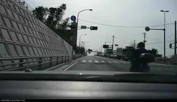 VIDEO Alo, domnu , v-a cazut ceva de pe motor :) Imagini INCREDIBILE pe sosea!