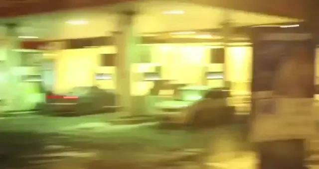 VIDEO N-ai mai vazut asa ceva! A crezut ca pe pompa de benzina vine lichid de spalat geamul :) Cea mai BLONDA de pe sosea: